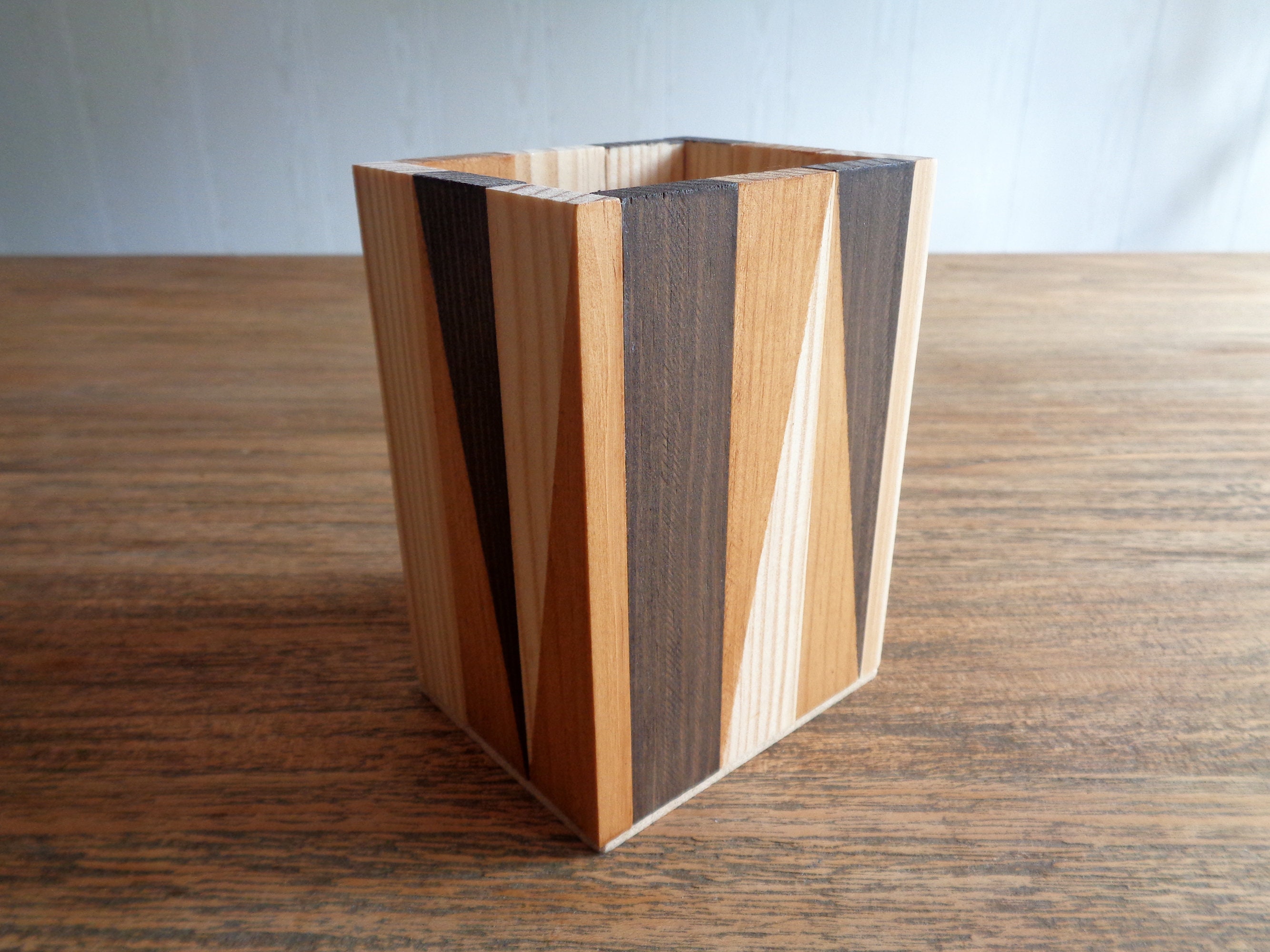 Pot à Crayons ou Pinceaux en Bois Recyclé Rectangle Motif Géométrique. Accessoire de Bureau. Organis