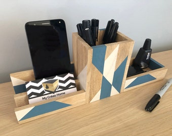 Organisateur de bureau bleu canard/lin en bois massif. Accessoire de bureau motifs géométriques.