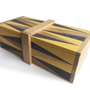 Massivholzkiste. Aufbewahrungsbox aus Eichenholz, gelb/graue geometrische Muster. Teedose.