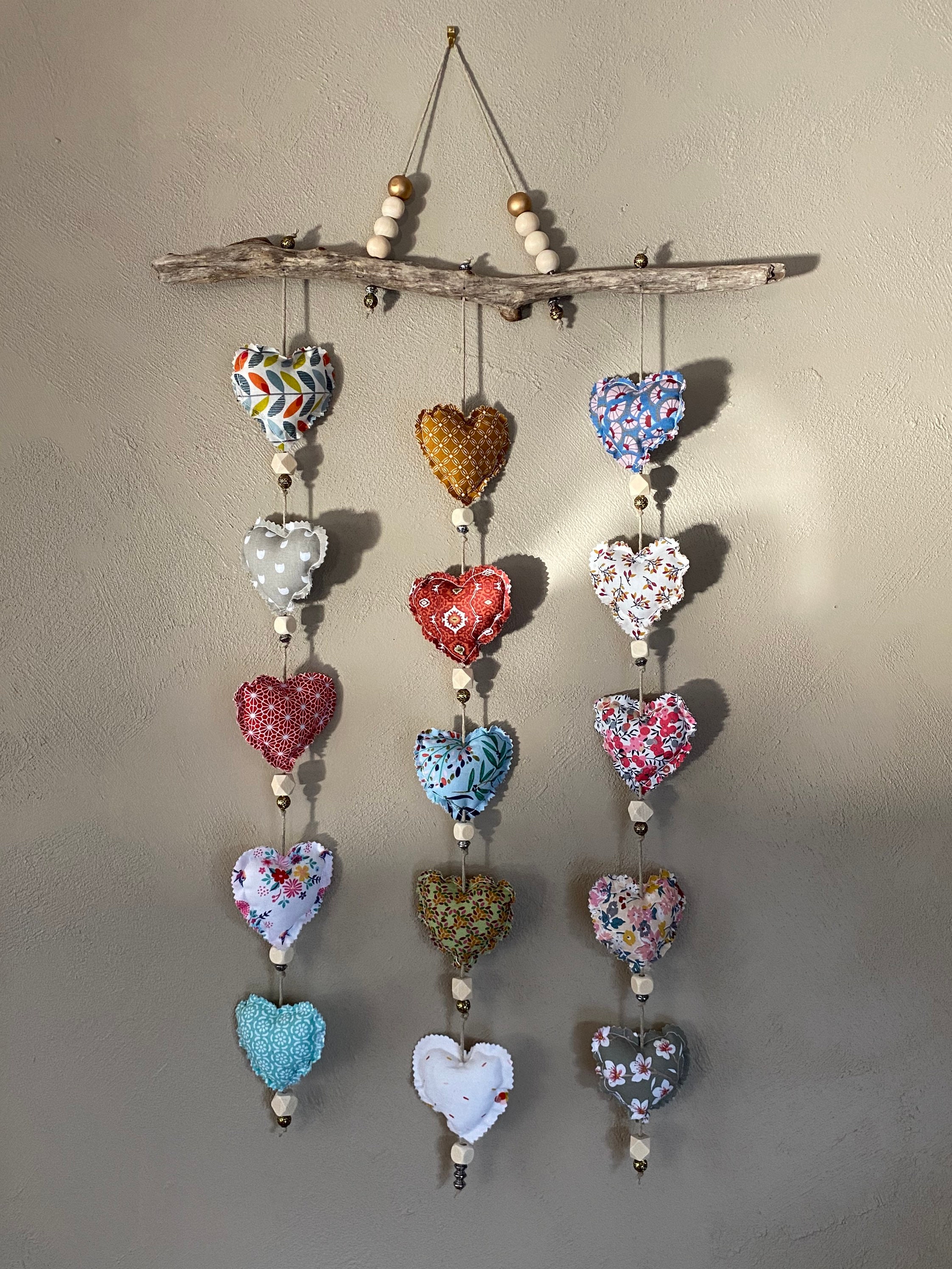 Suspension Bois Flotté et Cœurs en Tissu