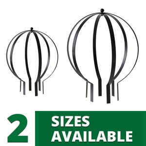 Könnte beinhalten: Zwei schwarze, runde Pflanzenkäfige aus Metall, einer größer als der andere. Die Käfige bestehen aus Draht und haben eine runde Form. Der Text "2 SIZES AVAILABLE" ist unter den Käfigen zu sehen.