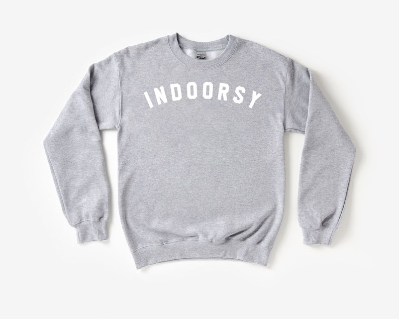 Puede incluir: Una sudadera gris con la palabra "INDOORSY" impresa en blanco en la parte delantera.