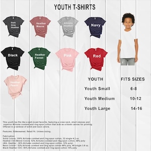 Puede incluir: Camisetas juveniles en varios colores, incluyendo negro, rojo y azul marino. La imagen muestra una gama de tallas y ajustes, con una persona joven que lleva una camiseta blanca. El texto indica que las camisetas est&aacute;n hechas de algod&oacute;n peinado y hilado en anillo Airlume.