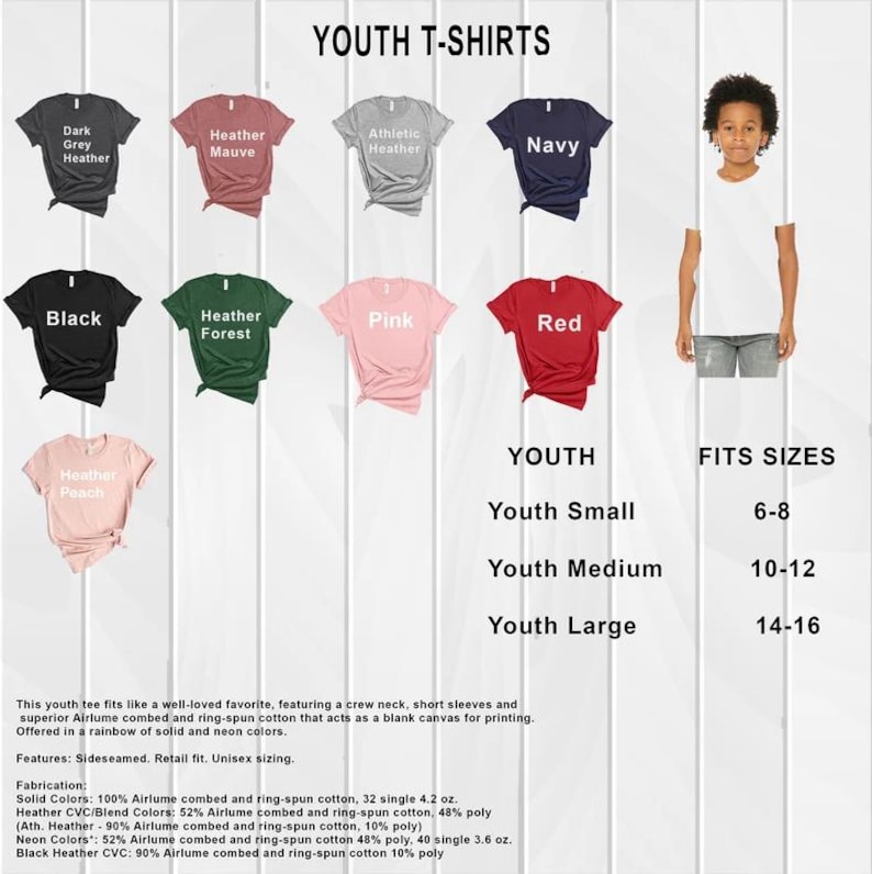 Puede incluir: Camisetas juveniles en varios colores, incluyendo negro, rojo y azul marino. La imagen muestra una gama de tallas y ajustes, con una persona joven que lleva una camiseta blanca. El texto indica que las camisetas est&aacute;n hechas de algod&oacute;n peinado y hilado en anillo Airlume.