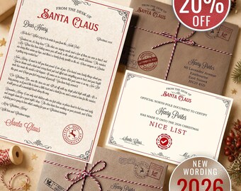 Puede incluir: Una carta de Santa Claus, un certificado de la lista de niños buenos y dos sobres marrones atados con cordel rojo y blanco. Los documentos presentan texto en rojo, bordes decorativos y sellos de aspecto oficial.