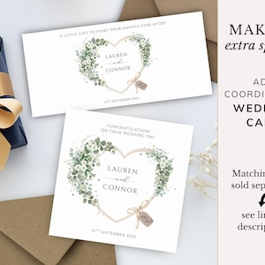 Op de afbeelding: Twee trouwkaarten met bloemenhartontwerpen, gepersonaliseerd met namen en een datum. E&eacute;n kaart leest "EEN KLEIN CADEAU OM JE GELUKKIGE LEVEN TE BEGINNEN!" en de andere leest "GEFELICITEERD MET JE TROUWDAG". Een marineblauwe geschenkdoos met een gouden lint is ook zichtbaar.