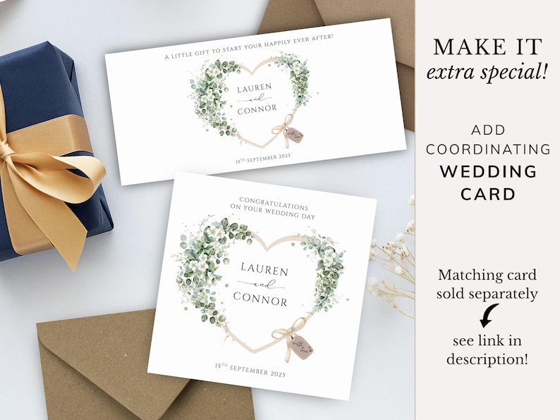 Op de afbeelding: Twee trouwkaarten met bloemenhartontwerpen, gepersonaliseerd met namen en een datum. E&eacute;n kaart leest "EEN KLEIN CADEAU OM JE GELUKKIGE LEVEN TE BEGINNEN!" en de andere leest "GEFELICITEERD MET JE TROUWDAG". Een marineblauwe geschenkdoos met een gouden lint is ook zichtbaar.