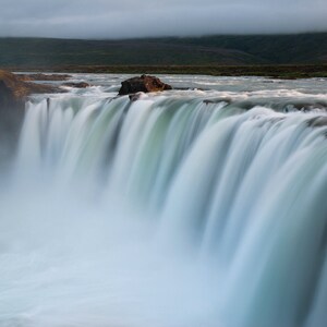 Cascata Godafoss in Islanda, bellissima cascata, paesaggio islandese, natura del nord, stampa paesaggistica d'arte