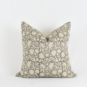 Funda de almohada de lino floral gris: Estampado de bloques, estilo rústico moderno
