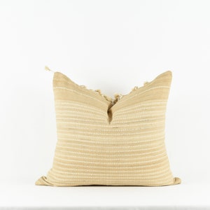 Chandler Beige Beige Silk with Cream Stripe Pom Pillow Cover imagem 1