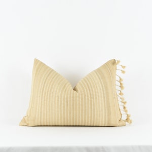 Chandler Beige Beige Silk with Cream Stripe Pom Pillow Cover imagem 2
