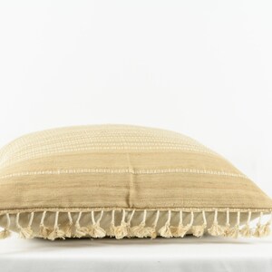 Chandler Beige Beige Silk with Cream Stripe Pom Pillow Cover imagem 4