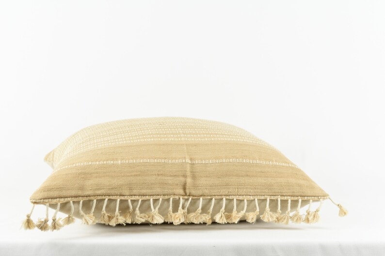 Chandler Beige Beige Silk with Cream Stripe Pom Pillow Cover imagem 4