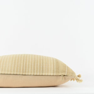 Chandler Beige Beige Silk with Cream Stripe Pom Pillow Cover imagem 3