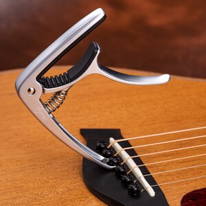 Capo guitare personnalisé Django pour guitares acoustiques, électriques et classiques Argent avec extracteur de chevilles pour changer les cordes Blocage rapide image 6