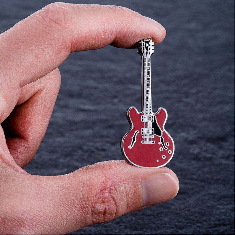 Geepins Hard Enamel Guitar Pin Stunning Miniature BBKing Guitar Badge 52 mm Length Presented in Amazing Guitar Case Box Perfect Gift image 3