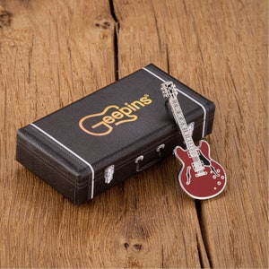 Geepins Hard Enamel Guitar Pin Stunning Miniature BBKing Guitar Badge 52 mm Length Presented in Amazing Guitar Case Box Perfect Gift 画像 2