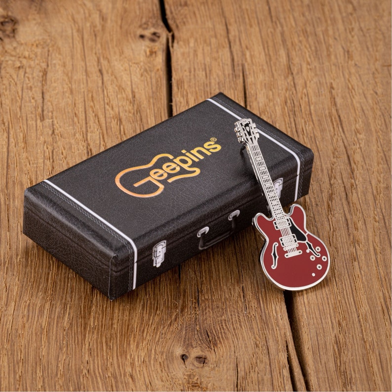 Geepins Hard Enamel Guitar Pin Stunning Miniature BBKing Guitar Badge 52 mm Length Presented in Amazing Guitar Case Box Perfect Gift image 2