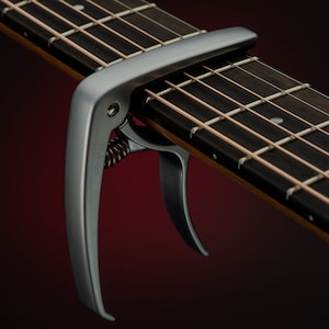 Capo guitare personnalisé Django pour guitares acoustiques, électriques et classiques Argent avec extracteur de chevilles pour changer les cordes Blocage rapide image 3