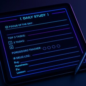 Op de afbeelding: Een digitale tablet met een "DAILY STUDY" interface met een checklist, inclusief "FOCUS OF THE DAY" en "TOP 3 TASKS". Een stylus ligt ernaast. Het scherm en de stylus hebben een neonblauwe en paarse gloed.