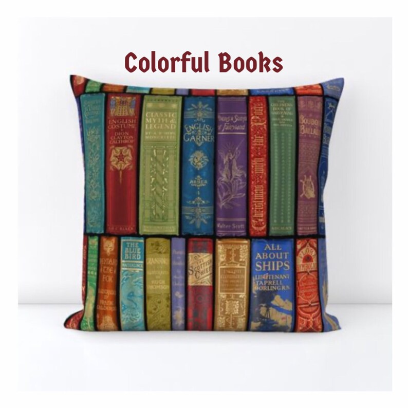 Puede incluir: Un coj&iacute;n decorativo con un dise&ntilde;o colorido de libros antiguos. El coj&iacute;n muestra una variedad de lomos de libros en tonos rojos, azules, verdes y dorados, con el texto "Colorful Books" en la parte superior.