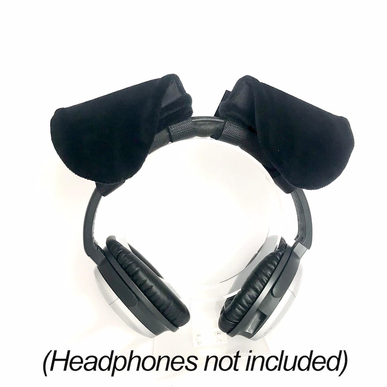 K&ouml;nnte beinhalten: Ein Paar schwarze Tierohren aus Samt zur Befestigung an einem Kopfband. Die Ohren sind weich, abgerundet und dunkel gef&auml;rbt. Der Text (Headphones not included) ist in Schwarz am unteren Rand des Bildes auf wei&szlig;em Hintergrund aufgedruckt.