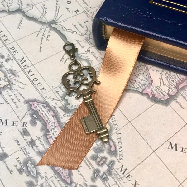 Art Nouveau KeyChain Charm, Skeleton Key, Antique Brass, Purse Charm, Victorian Steampunk Zipper Pull, Vintage, Keyring Gift, ITA Deco