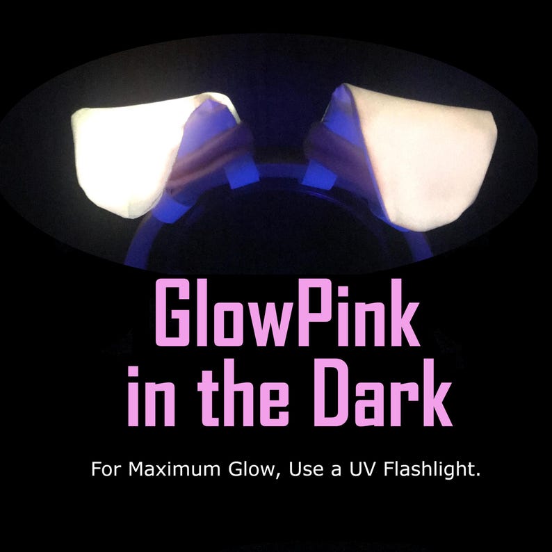 K&ouml;nnte beinhalten: Ein Haarreif mit zwei aufrechten, leuchtend wei&szlig;en Tierohren vor schwarzem Hintergrund. Der Text lautet: GlowPink in the Dark. For Maximum Glow, Use a UV Flashlight. Die Ohren strahlen helles Licht aus, w&auml;hrend der Haarreif dunkel ist.