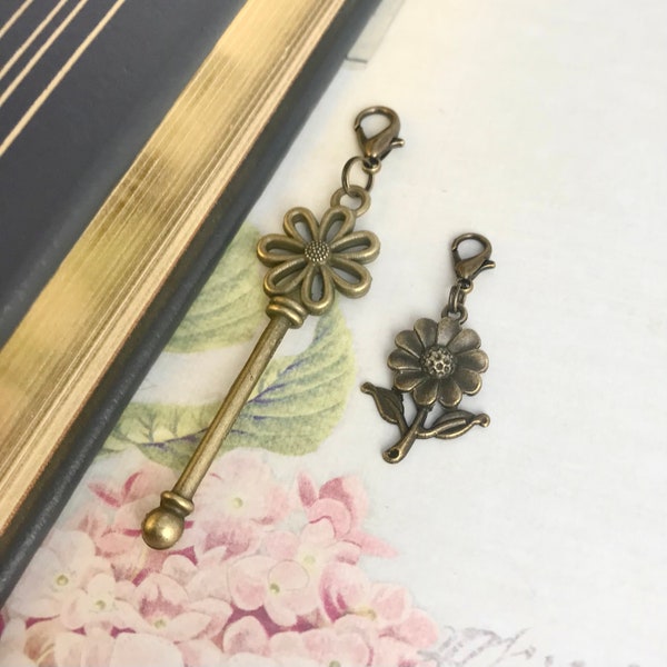 Charmes de porte-clés de fleurs, charme de sac à main avec fermoir, porte-clés, style antique, laiton, bronze, clé squelette Steampunk, cadeau rose, accessoire de sac ITA