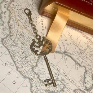 Art Nouveau Keychain Charm, Victorian Purse, Skeleton Key, Gift, Steampunk, Vintage Antique Style, Zipper Pull, Keychain Charm Clip Clasp