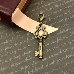 Art Nouveau KeyChain Gift Charm, Skeleton Key, Antique Purse Charm, Victorian Steampunk Zipper Pull, Vintage, Keyring Deco Celtic Clip Clasp