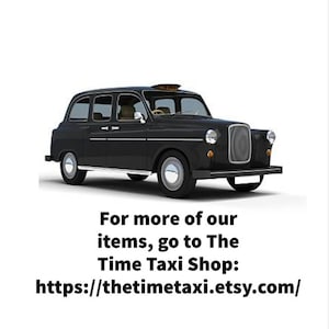 K&ouml;nnte beinhalten: Ein schwarzes Taxi im Londoner Stil mit gelbem Dachschild, verchromten Radkappen und runden Scheinwerfern. Unter dem Fahrzeug steht der Text: For more of our items, go to The Time Taxi Shop: https://thetimetaxi.etsy.com/.