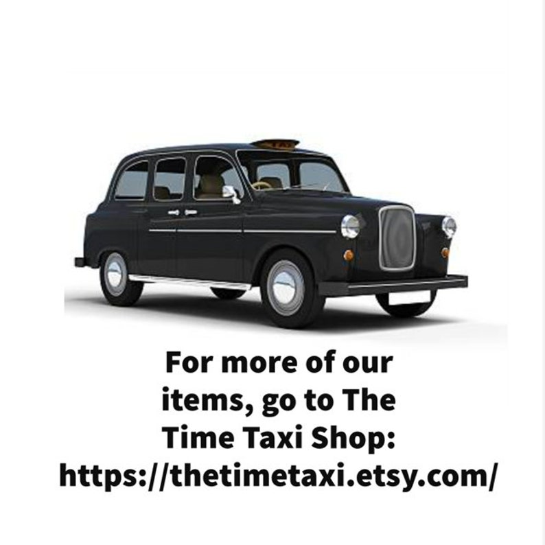K&ouml;nnte beinhalten: Ein schwarzes Taxi im Londoner Stil mit gelbem Dachschild, verchromten Radkappen und runden Scheinwerfern. Unter dem Fahrzeug steht der Text: For more of our items, go to The Time Taxi Shop: https://thetimetaxi.etsy.com/.