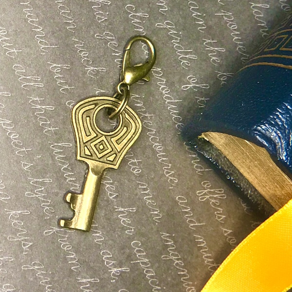Small Art Deco KeyChain Gift Charm, Skeleton Key, Antique Brass, Purse Charm, Tiny Victorian Steampunk Zipper Pull, Vintage, Keyring Celtic