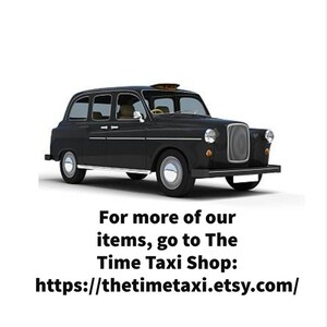 Puede incluir: Un taxi negro de Londres con una luz amarilla en el techo. El veh&iacute;culo tiene cuatro puertas, faros redondos y detalles cromados. La imagen incluye el texto "Para m&aacute;s art&iacute;culos, visita The Time Taxi Shop: https://thetimetaxi.etsy.com/"