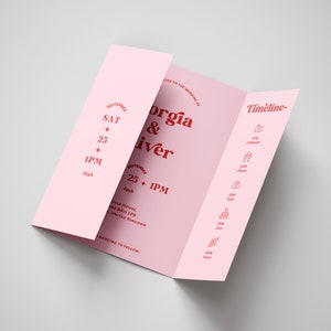 Pode incluir: Um convite de casamento rosa de três dobras com texto vermelho. O convite diz "Sábado, 25 de setembro de 2024, 13:00" e "Convidados para o casamento de Georgia & Oliver, Sábado, 25 de setembro de 2024, 13:00". O convite também inclui uma linha do tempo do dia do casamento com ícones.