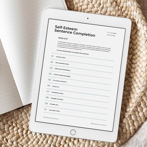 K&ouml;nnte beinhalten: Ein wei&szlig;es Tablet mit schwarzem Rahmen, auf dem ein Arbeitsblatt zur Vervollst&auml;ndigung von S&auml;tzen zur Selbstwertsch&auml;tzung angezeigt wird. Das Arbeitsblatt enth&auml;lt 10 Aufforderungen, die die Benutzer vervollst&auml;ndigen k&ouml;nnen. Das Arbeitsblatt tr&auml;gt den Titel "Vervollst&auml;ndigung von S&auml;tzen zur Selbstwertsch&auml;tzung".