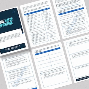 Op de afbeelding: Een verzameling witte papieren met blauwe en turquoise accenten. De titel "UNIQUE VALUE PROPOSITION" staat op de omslag van &eacute;&eacute;n papier. De papieren bevatten tekst en tabellen, waarschijnlijk gerelateerd aan bedrijfsstrategie en marketing.