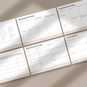 Pu&ograve; includere: Un foglio di lavoro di checklist di marketing stampabile con sezioni per la checklist di marketing, le tattiche di marketing, la strategia di messaggistica, i canali di marketing e l'ingresso sul mercato. Ogni sezione ha una tabella con righe e colonne per scrivere note.