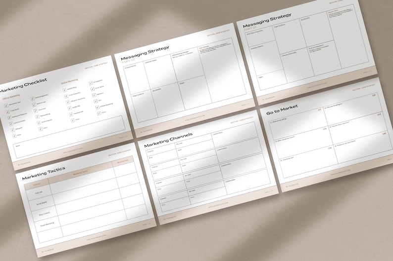 Pu&ograve; includere: Un foglio di lavoro di checklist di marketing stampabile con sezioni per la checklist di marketing, le tattiche di marketing, la strategia di messaggistica, i canali di marketing e l'ingresso sul mercato. Ogni sezione ha una tabella con righe e colonne per scrivere note.