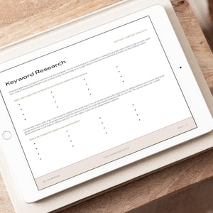Pu&ograve; includere: Un tablet bianco con un foglio di lavoro intitolato "Ricerca di parole chiave" per creare una strategia di contenuti. Il foglio di lavoro include prompt per brainstorming di parole chiave relative al tuo prodotto, al tuo pubblico e ai tuoi concorrenti.