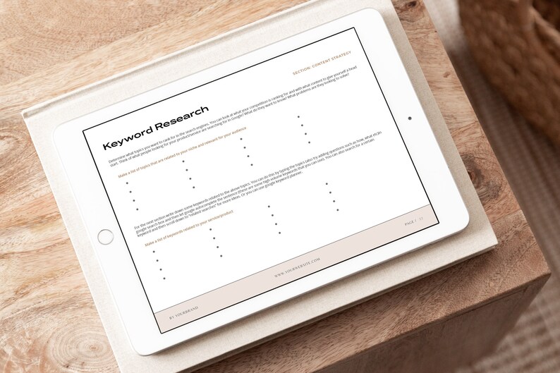 Pu&ograve; includere: Un tablet bianco con un foglio di lavoro intitolato "Ricerca di parole chiave" per creare una strategia di contenuti. Il foglio di lavoro include prompt per brainstorming di parole chiave relative al tuo prodotto, al tuo pubblico e ai tuoi concorrenti.