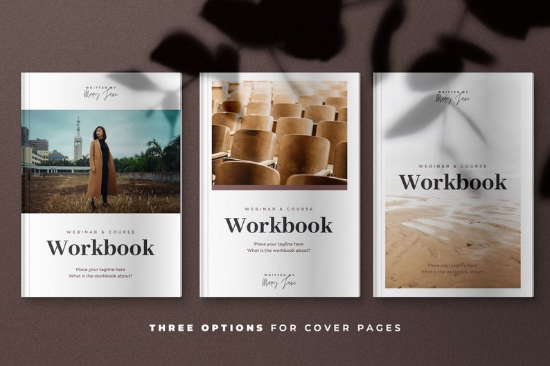 Może przedstawiać: Trzy r&oacute;żne projekty okładek do zeszytu ćwiczeń. Pierwsza okładka przedstawia kobietę w długim płaszczu stojącą na dziedzińcu. Druga okładka przedstawia rząd pustych krzeseł w klasie. Trzecia okładka przedstawia piaszczystą plażę ze śladami st&oacute;p.