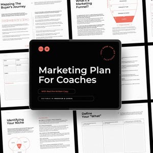 Puede incluir: Una tableta negra muestra "Marketing Plan For Coaches" con "With Real Pre-Written Copy" y "Editable in Indesign & Canva". Alrededor de la tableta, varias hojas blancas con texto y diagramas, incluyendo "Mapping The Buyer's Journey" y "Finding Your Ideal Client".