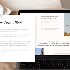 Puede incluir: Una computadora port&aacute;til que muestra una plantilla de sitio web con instrucciones sobre c&oacute;mo crear una cuenta de Wix y editar el sitio. La pantalla tambi&eacute;n muestra el texto "Learn the Power of Growth Mindset and How to Cultivate it Daily."