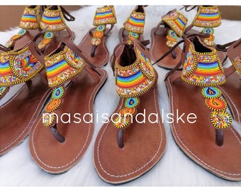 Sandalias gladiadoras de cuero con cuentas, hechas a mano por la etnia Masai, calzado tribal bohemio.