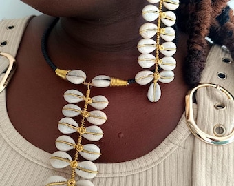 Conjunto de collar y pendientes hechos a mano con conchas de cauri, joyería bohemia playera.