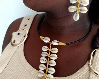 Conjunto de collar y pendientes hechos a mano con conchas de cauri, joyería bohemia playera.