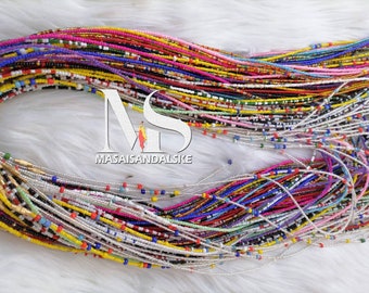 Puede incluir: Una gran colección de cuentas de cintura de colores, también conocidas como cadenas de cintura, en varios tonos de azul, rosa, amarillo, verde y blanco. Las cuentas están enhebradas en un fino alambre plateado.
