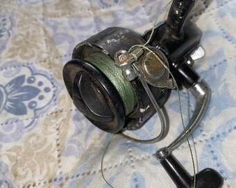 Moulinet de pêche vintage Daiwa n°730 à bobine fixe. Vers les